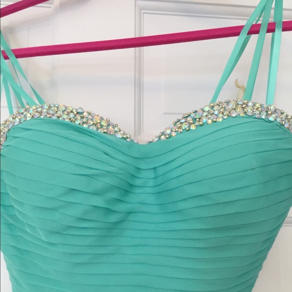 PROM DRESS - Picture 3 of 7